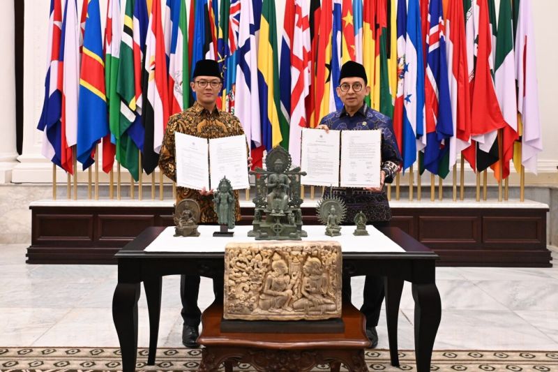 Kemlu serahkan enam objek budaya yang dipulangkan dari AS ke Kemenbud Kemlu serahkan enam objek budaya yang dipulangkan dari AS ke Kemenbud