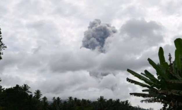 Gunung Ibu kembali semburkan abu vulkanik Gunung Ibu kembali semburkan abu vulkanik