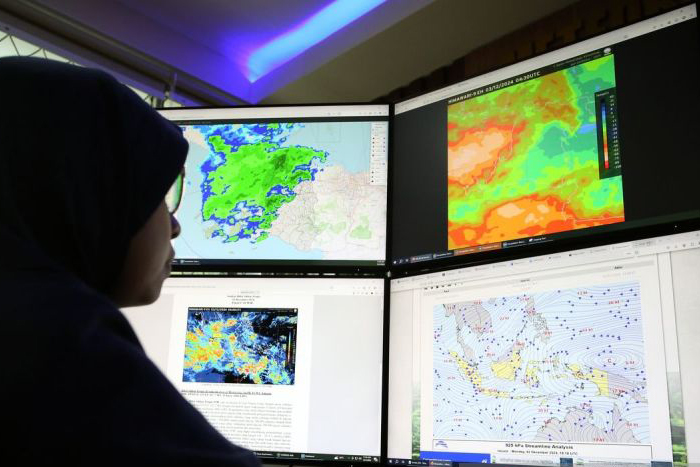 Hujan disertai petir mengguyur mayoritas kota besar Indonesia Hujan disertai petir mengguyur mayoritas kota besar Indonesia
