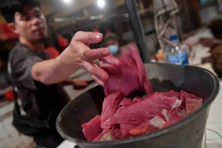 Harga daging sapi turun dari Rp3.060 menjadi 131.700 per kg Harga daging sapi turun dari Rp3.060 menjadi 131.700 per kg