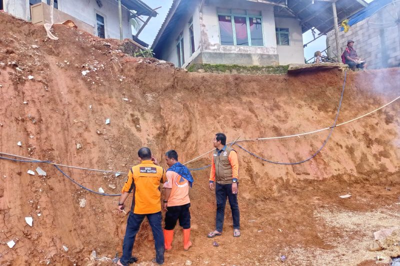 Ratusan warga korban bencana alam di Lebak masih mengungsi Ratusan warga korban bencana alam di Lebak masih mengungsi