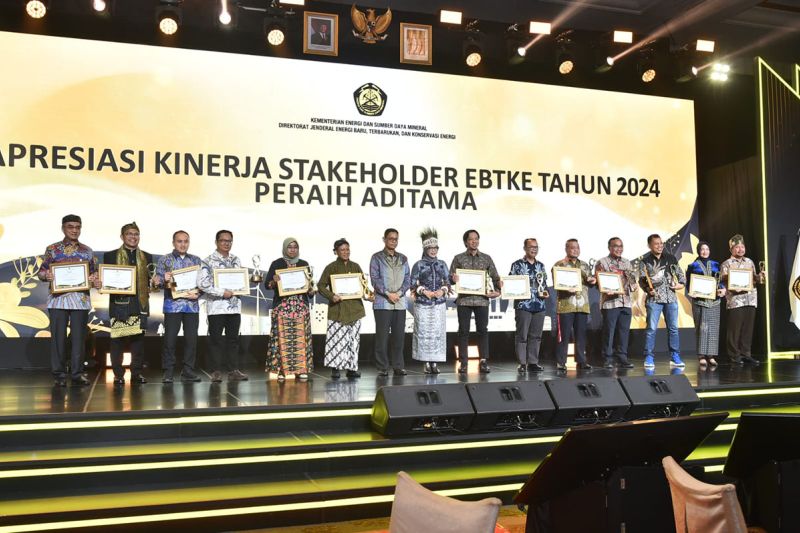 Kementerian ESDM beri apresiasi ke 157 pemangku kepentingan EBTKE Kementerian ESDM beri apresiasi ke 157 pemangku kepentingan EBTKE