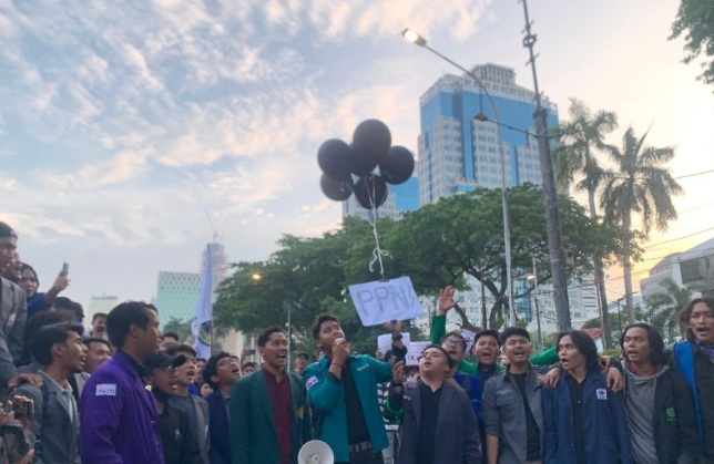 Ratusan mahasiswa aksi gelar aksi tolak PPN 12 persen di Patung Kuda Ratusan mahasiswa aksi gelar aksi tolak PPN 12 persen di Patung Kuda