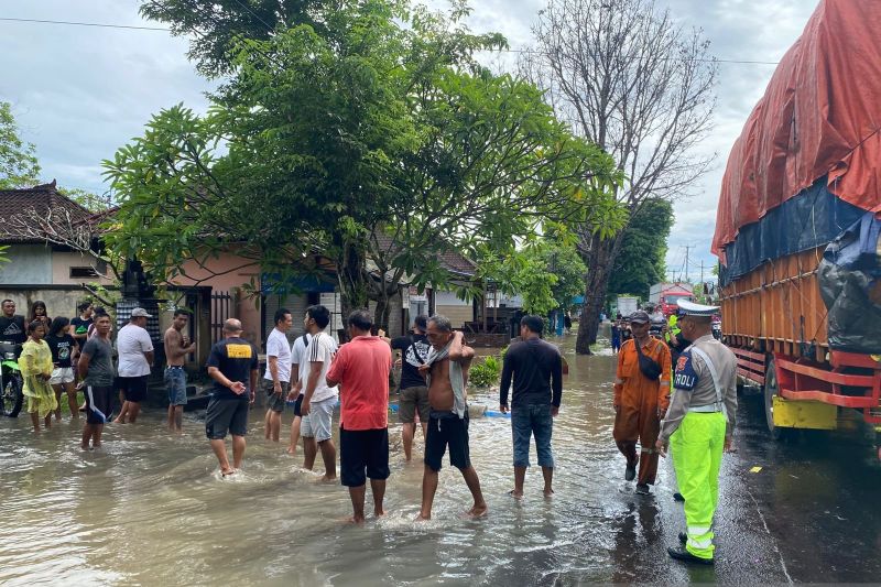 Polisi atur lalu lintas Jalan Denpasar-Gilimanuk yang terendam banjir Polisi atur lalu lintas Jalan Denpasar-Gilimanuk yang terendam banjir