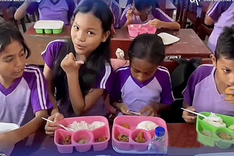 DKP Maluku bagikan 1.121 paket makan bergizi gratis pada siswa SD