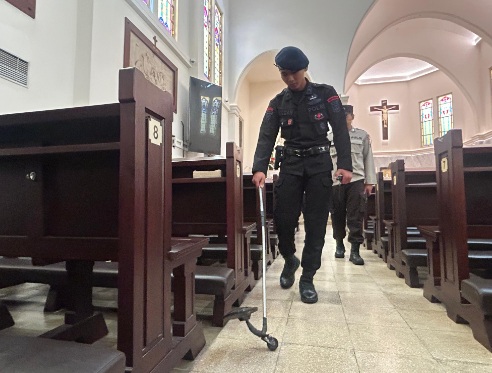 Tim Jibom Gegana Polda Jatim sterilisasi sejumlah gereja jelang Ibadah Natal Tim Jibom Gegana Polda Jatim sterilisasi sejumlah gereja jelang Ibadah Natal