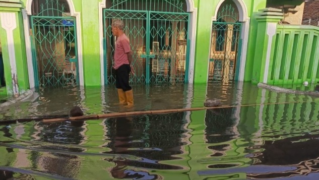 Banjir kembali melanda dan merusak ratusan hektare sawah di Indramayu Banjir kembali melanda dan merusak ratusan hektare sawah di Indramayu