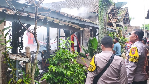 Ditinggal pergi, rumah warga Kupang Ambarawa terbakar Ditinggal pergi, rumah warga Kupang Ambarawa terbakar