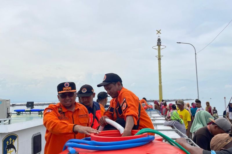 BPBD Jatim kirim 36.000 liter air bersih untuk warga Pulau Gili BPBD Jatim kirim 36.000 liter air bersih untuk warga Pulau Gili