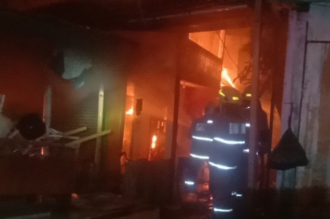 10 unit rumah terbakar di Matraman akibat korsleting listrik 10 unit rumah terbakar di Matraman akibat korsleting listrik
