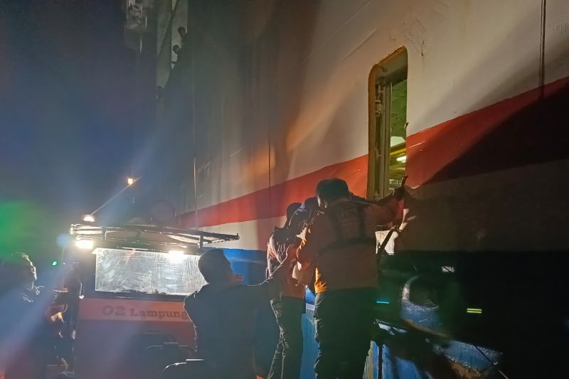Tim SAR gabungan evakuasi penumpang kapal kandas di Perairan Bakauheni Tim SAR gabungan evakuasi penumpang kapal kandas di Perairan Bakauheni