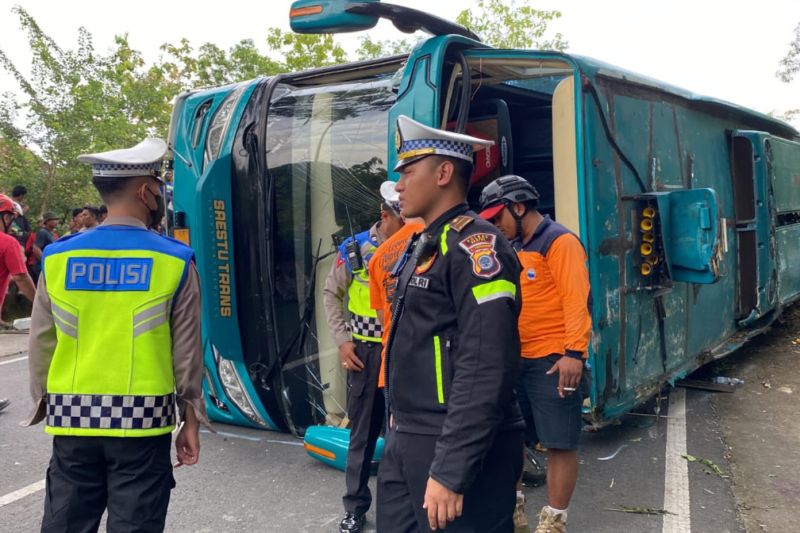 Tiga penumpang tewas akibat bus terguling di Bukit Bego Tiga penumpang tewas akibat bus terguling di Bukit Bego