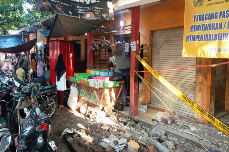 35 pedagang Kedungwuni Pekalongan direlokasi karena bangunan ambrol 35 pedagang Kedungwuni Pekalongan direlokasi karena bangunan ambrol