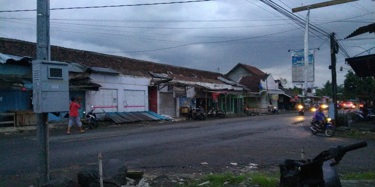 5 Februari 2021: Belasan rumah di Banyuwangi rusak dilanda puting beliung 5 Februari 2021: Belasan rumah di Banyuwangi rusak dilanda puting beliung