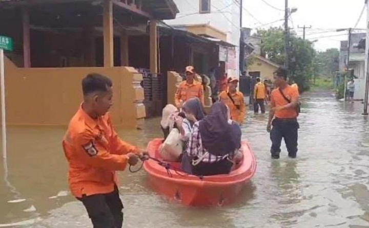 Diguyur hujan deras rumah dan jalan raya Kota Serang terendam banjir