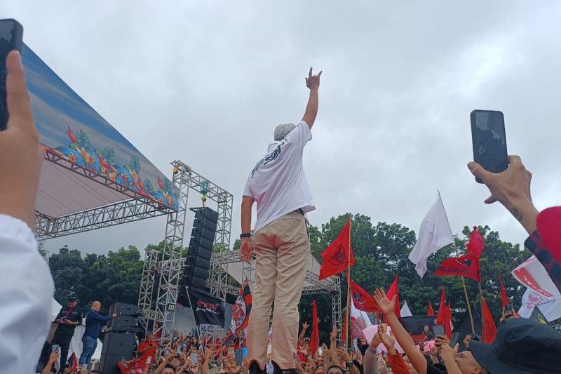 Ganjar hujan-hujanan saat orasi kampanye di Manado-Sulut Ganjar hujan-hujanan saat orasi kampanye di Manado-Sulut