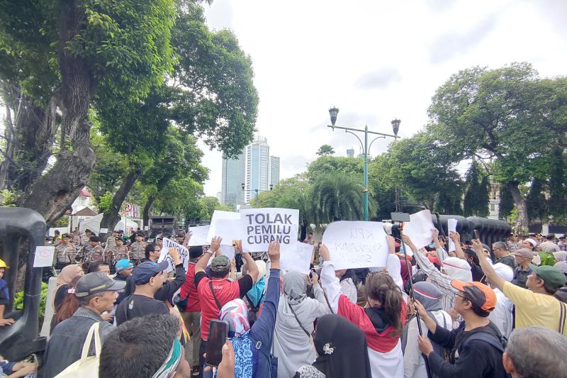 Aksi di depan KPU RI sebabkan kemacetan di Jalan HOS Cokroaminoto Aksi di depan KPU RI sebabkan kemacetan di Jalan HOS Cokroaminoto