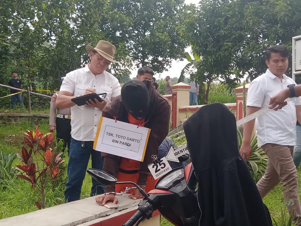 Rekontruksi pembunuhan terhadap seorang jasa pinjam uang keliling di Majalengka, ada 44 adegan Rekontruksi pembunuhan terhadap seorang jasa pinjam uang keliling di Majalengka, ada 44 adegan