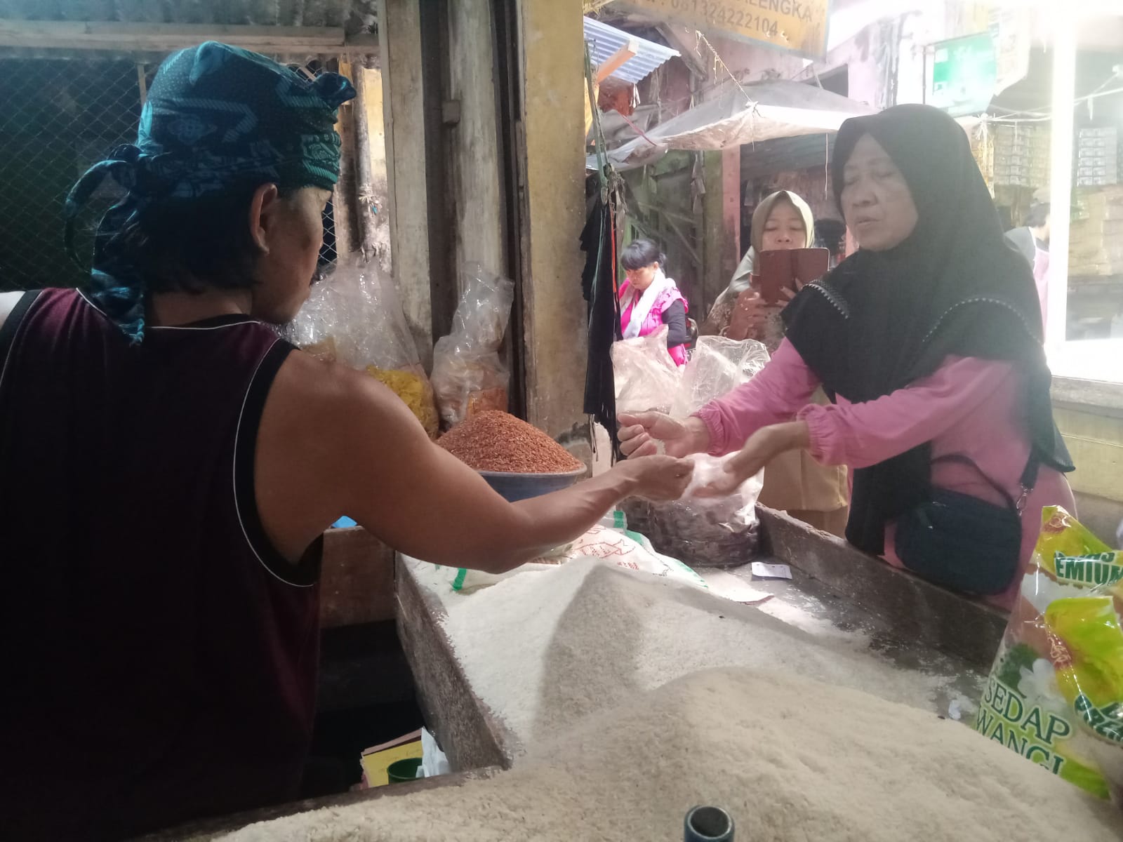 Harga beras tinggi, pedagang sebut pasokan gabah berkurang dan mahal Harga beras tinggi, pedagang sebut pasokan gabah berkurang dan mahalÂ