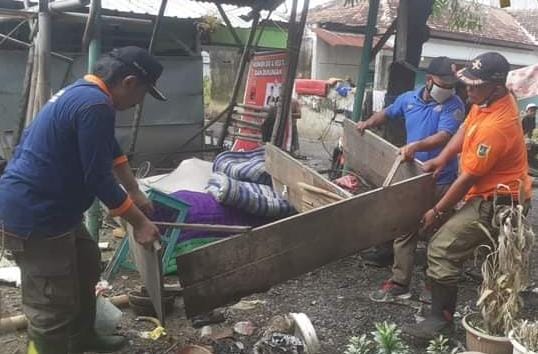 Ratusan anggota Satpol PP Jawa Tengah bersihkan sampah pascabanjir Demak Ratusan anggota Satpol PP Jawa Tengah bersihkan sampah pascabanjir Demak