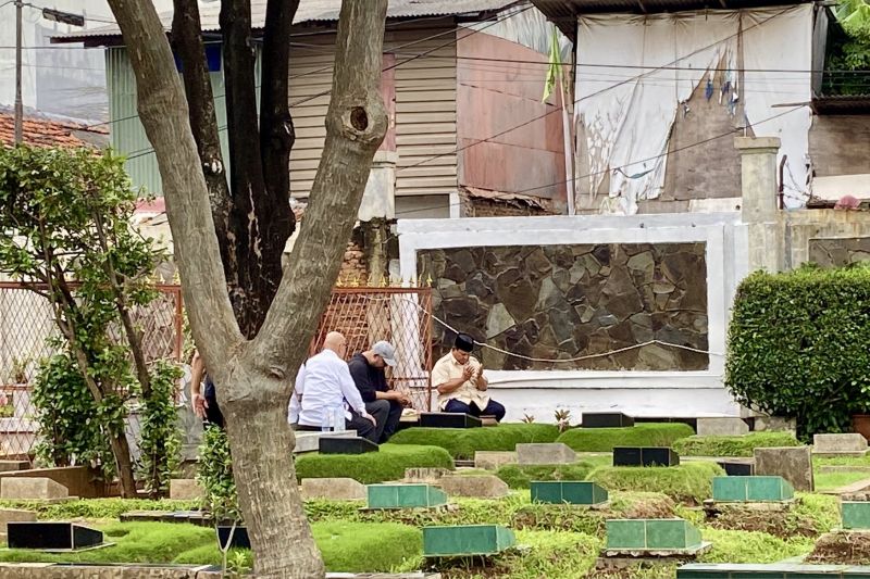 Setelah makam ibu, Prabowo ziarah ke makam ayah didampingi anaknya Setelah makam ibu, Prabowo ziarah ke makam ayah didampingi anaknya