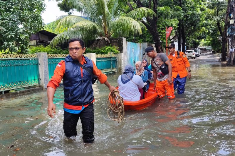 BPBD DKI jemput pakai perahu karet warga terdampak banjir menuju TPS