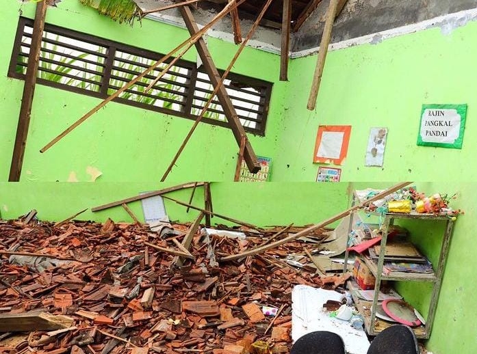 Atap SD 6 Hadipolo Kudus ambruk, siswa terpaksa belajar di musala dan perpustakaan