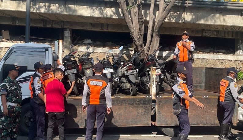 Jakarta Pusat tertibkan pengguna dan ojol di sekitar Stasiun Sudirman