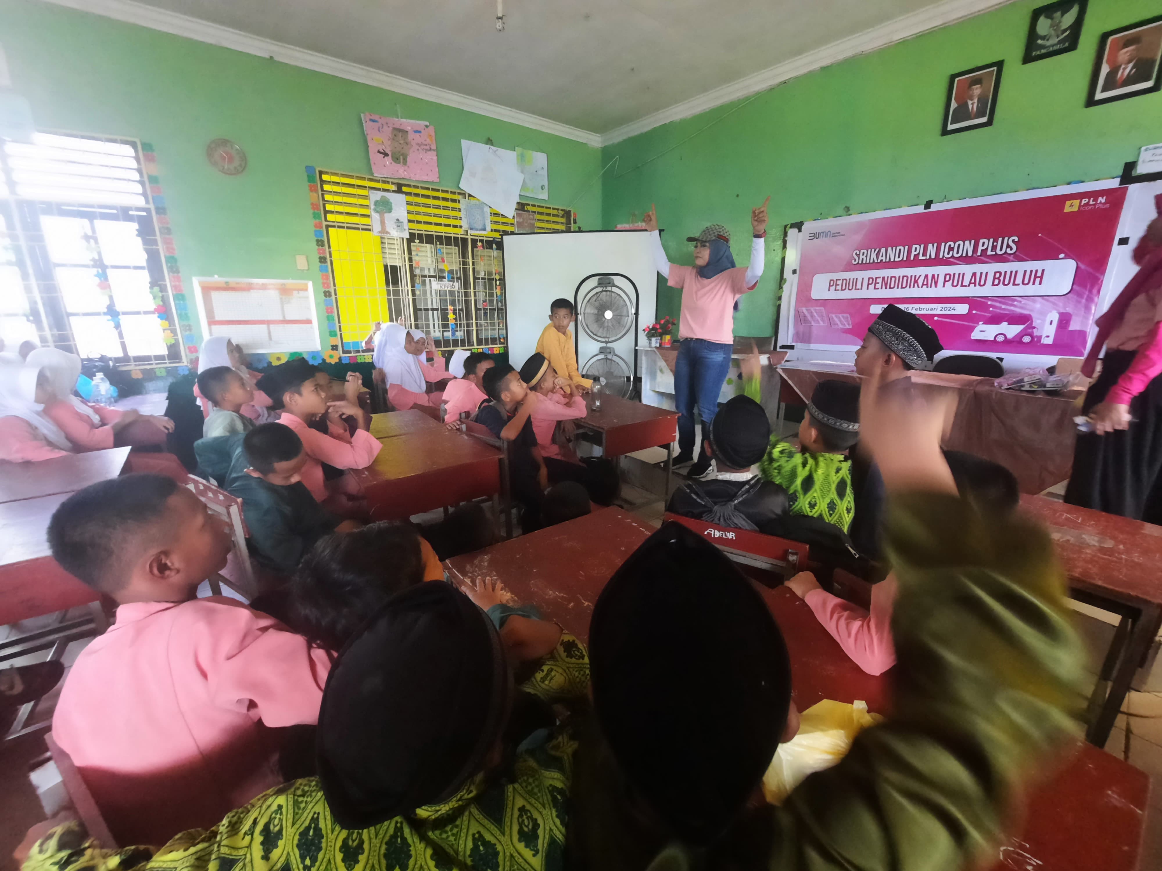 Bantu edukasi untuk kemajuan negeri, Srikandi PLN Icon Plus Goes To School Bantu edukasi untuk kemajuan negeri, Srikandi PLN Icon Plus Goes To School