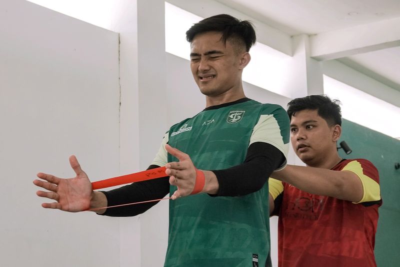 Penjaga Gawang Persebaya Ernando Ari jalani latihan terpisah Penjaga Gawang Persebaya Ernando Ari jalani latihan terpisah