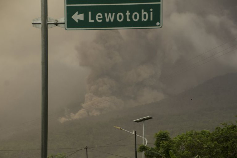 Warga sekitar Gunung Lewotobi Laki-Laki diimbau waspadai ancaman lahar dingin Warga sekitar Gunung Lewotobi Laki-Laki diimbau waspadai ancaman lahar dingin