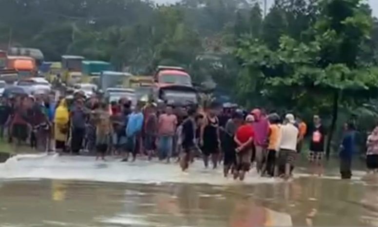 Jalan Nasional Jambi-Padang lumpuh total akibat banjir Jalan Nasional Jambi-Padang lumpuh total akibat banjir