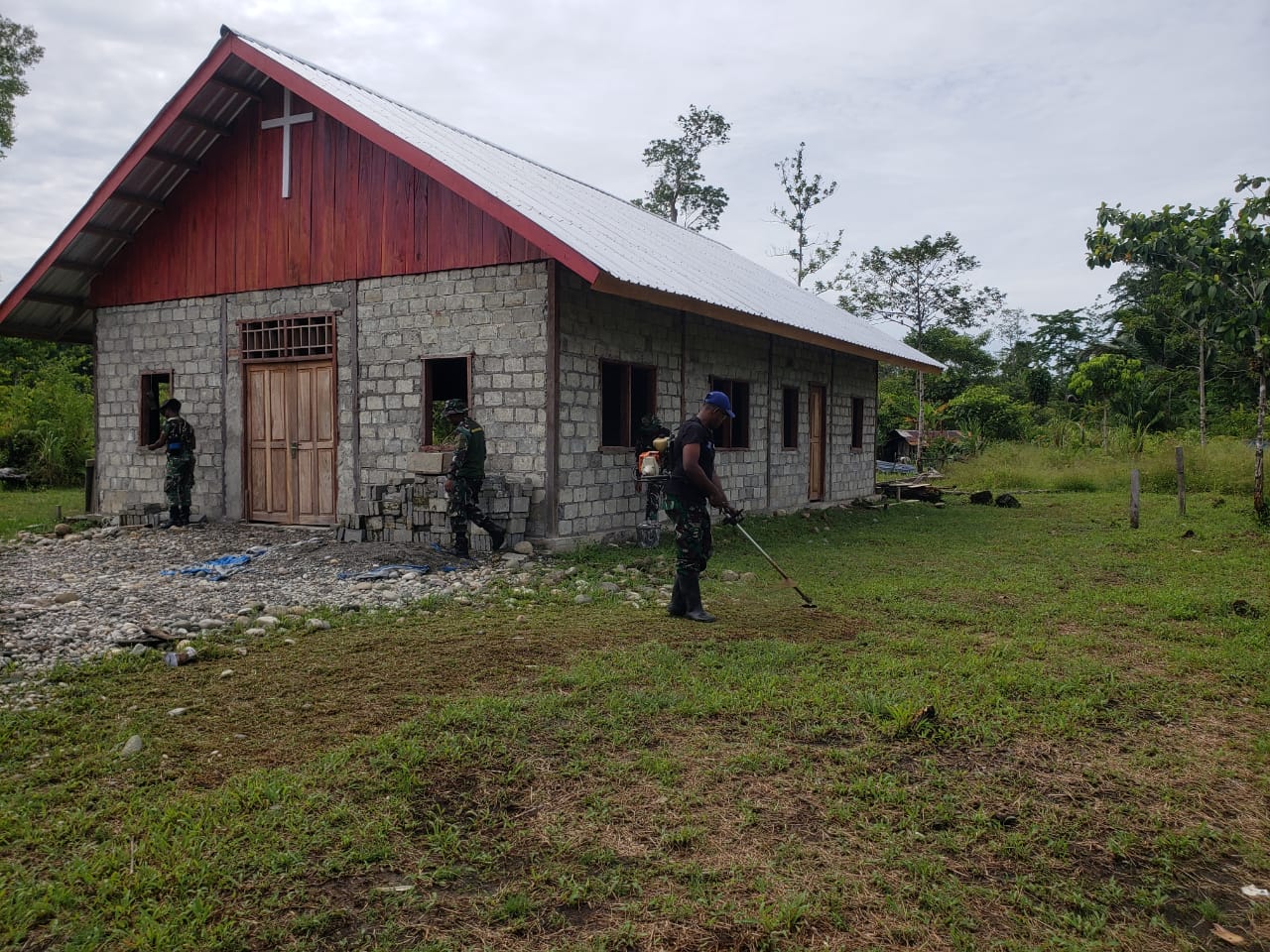Satgas TMMD Ke-119 Kodim 1715/Yahukimo bantu masyarakat renovasi gereja