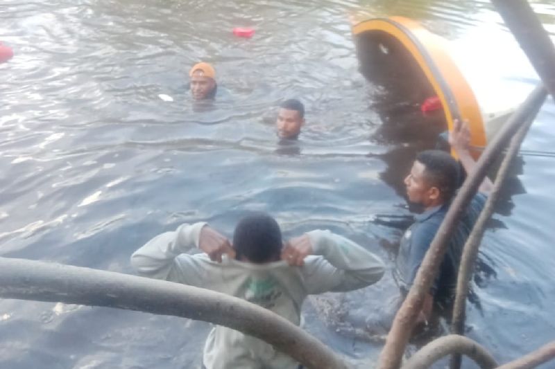 Perahu motor anggota KPU terbalik di Poiwai Perahu motor anggota KPU terbalik di Poiwai