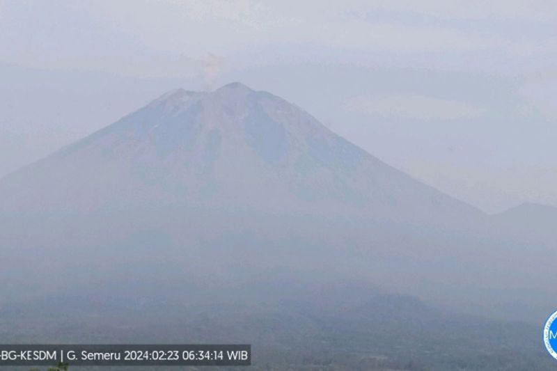 Semburan abu vulkanik Gunung Semeru setinggi 400 meter