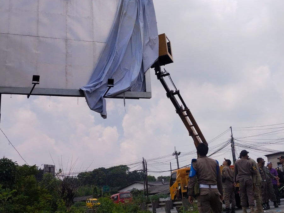 Tertibkan APK, Bawaslu gunakan mobil skylift untuk turunkan baliho 