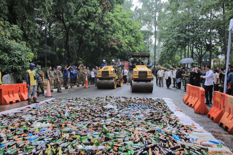Satpol PP Tangerang musnahkan 2.588 botol minuman keras hasil razia 