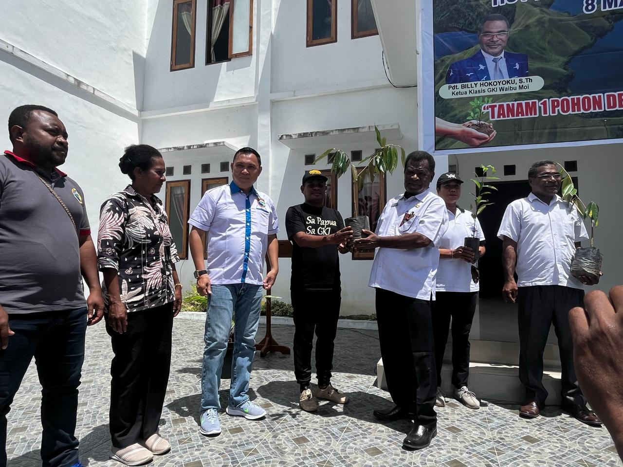 Peduli lingkungan, Klasis GKI Waibu Moi, Jayapura tanam bibit pohon di halaman gereja Peduli lingkungan, Klasis GKI Waibu Moi, Jayapura tanam bibit pohon di halaman gereja