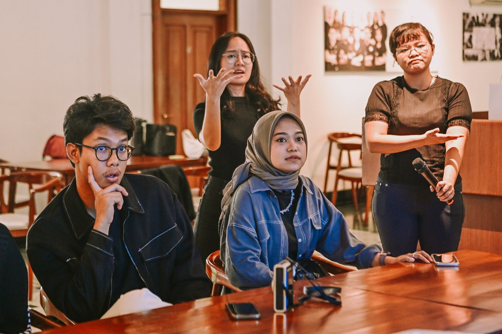 Ditemani followersnya, Alam Ganjar belajar bahasa isyarat Indonesia Ditemani followersnya, Alam Ganjar belajar bahasa isyarat Indonesia