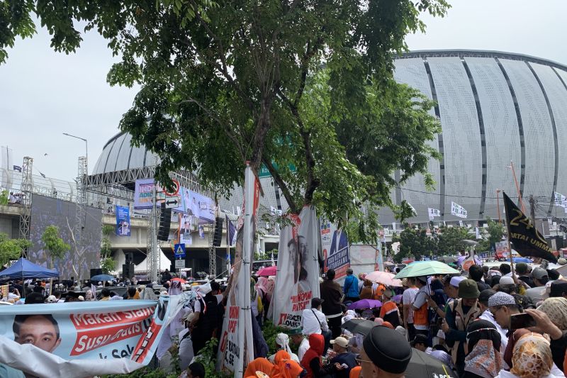 Pendukung AMIN yang di luar JIS menyaksikan kampanye dari layar lebar Pendukung AMIN yang di luar JIS menyaksikan kampanye dari layar lebar