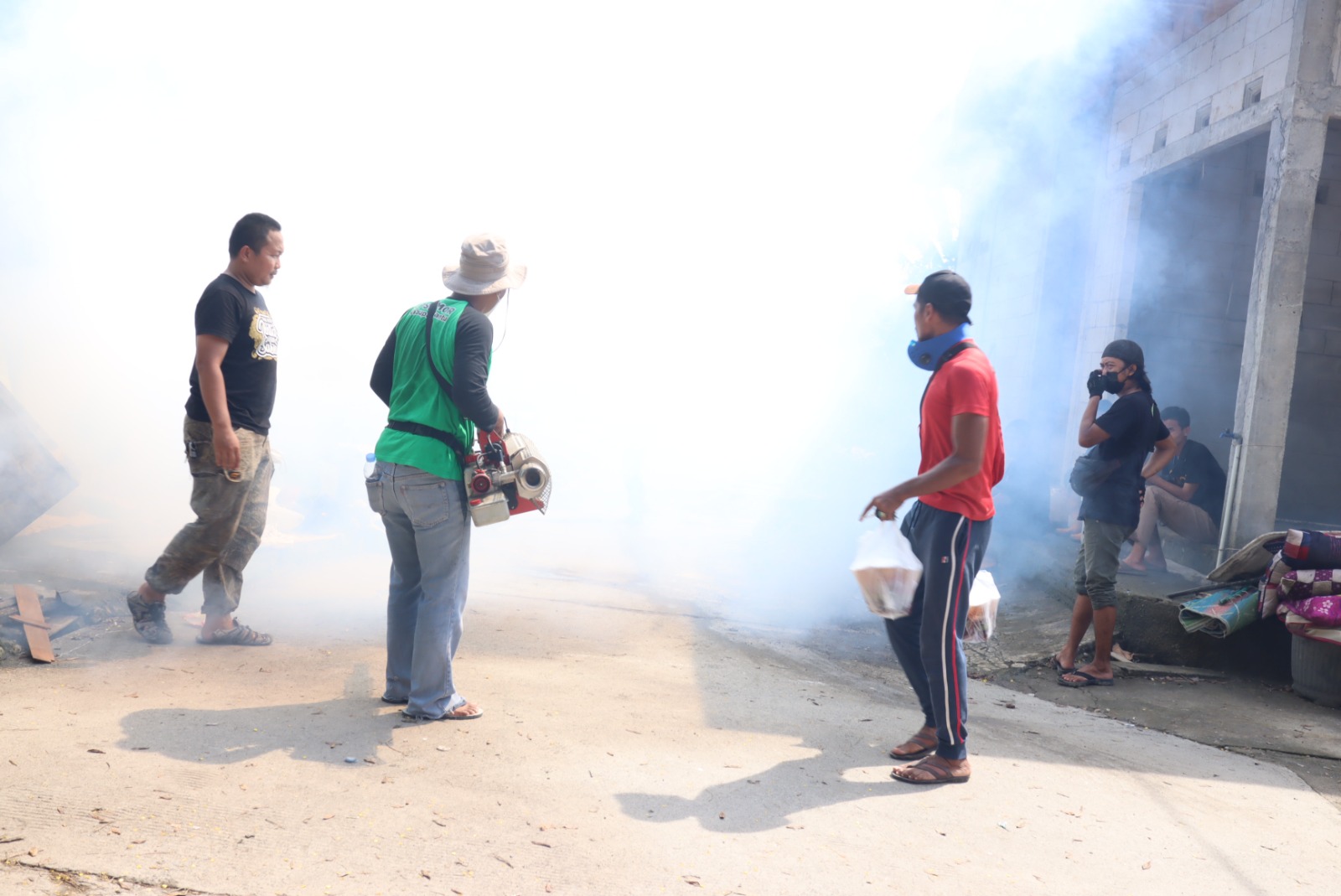 Antisipasi wabah penyakit pascabanjir di Demak lewat fogging dan dekontaminasi Antisipasi wabah penyakit pascabanjir di Demak lewat fogging dan dekontaminasi