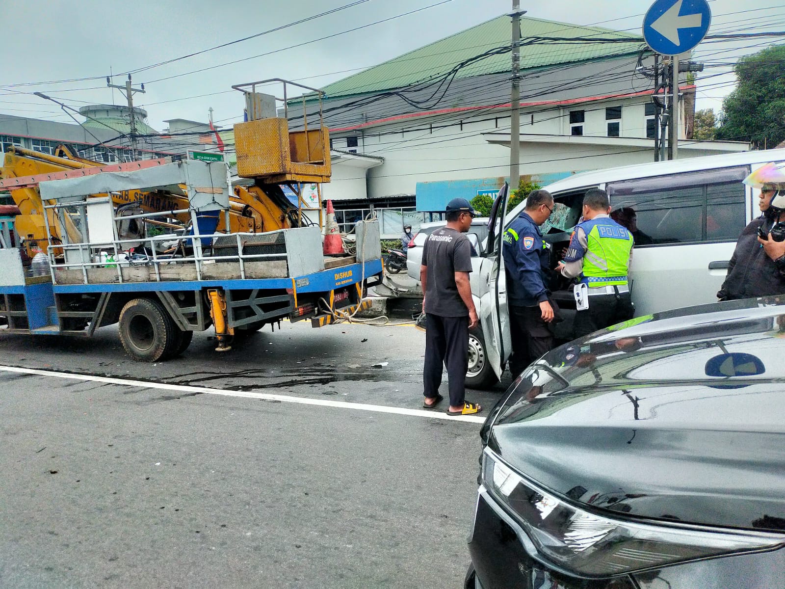 Diduga sakit jantung, pengemudi minubus tabrak kendaraan lain di Ungaran Diduga sakit jantung, pengemudi minubus tabrak kendaraan lain di Ungaran