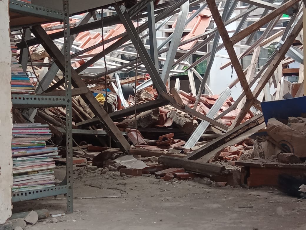 Dua ruang kelas SDN Sidamukti 2 Majalengka ambruk, 3 orang luka-luka Dua ruang kelas SDN Sidamukti 2 Majalengka ambruk, 3 orang luka-luka