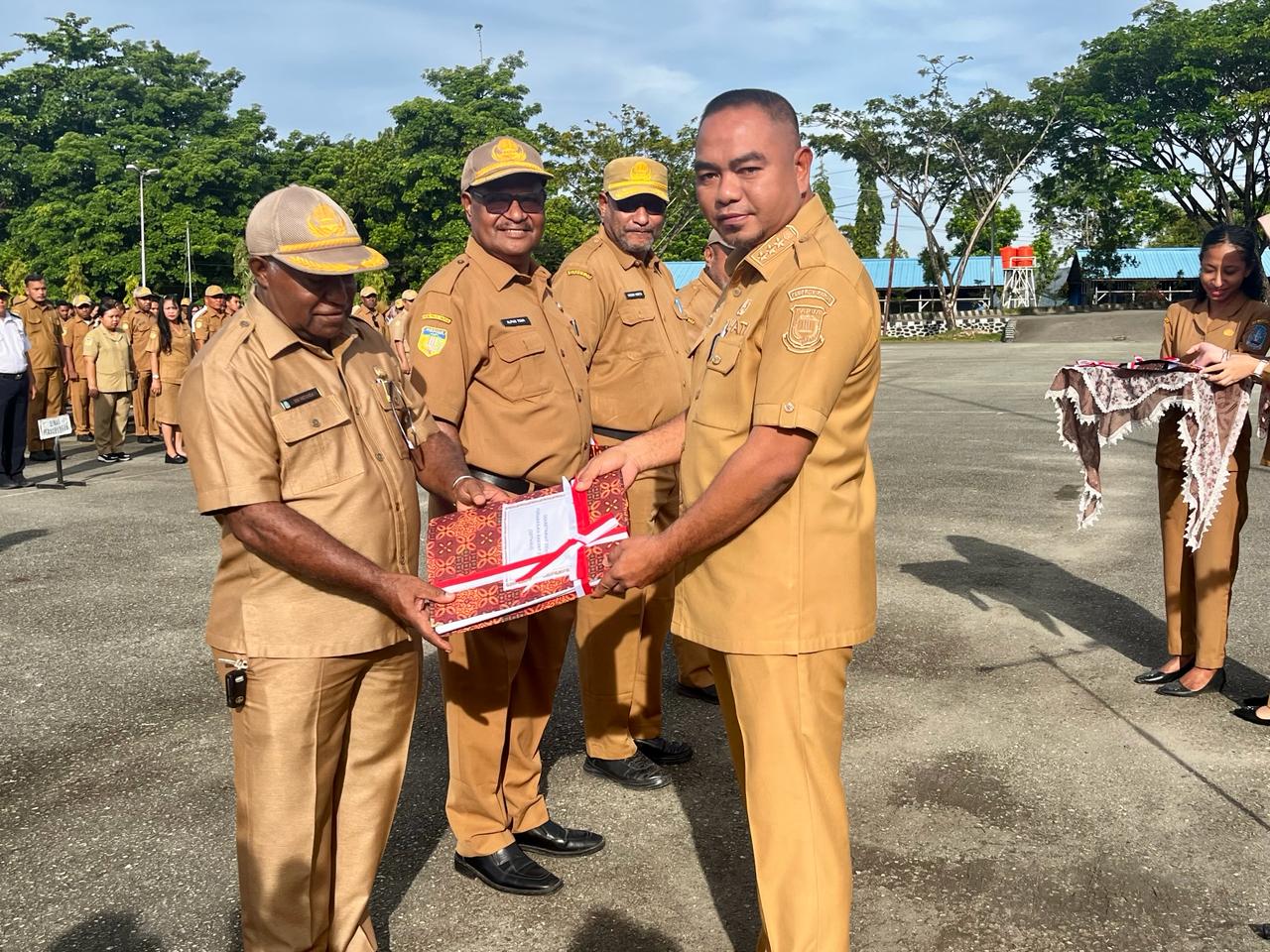 Pj Bupati serahkan DPA ke SKPD di lingkungan Pemkab Jayapura Pj Bupati serahkan DPA ke SKPD di lingkungan Pemkab Jayapura