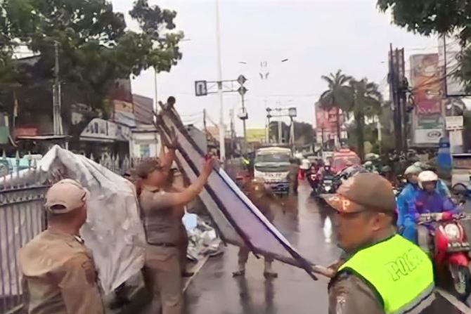 Ribuan personel gabungan bersihkan alat peraga kampanye di Jaktim Ribuan personel gabungan bersihkan alat peraga kampanye di Jaktim