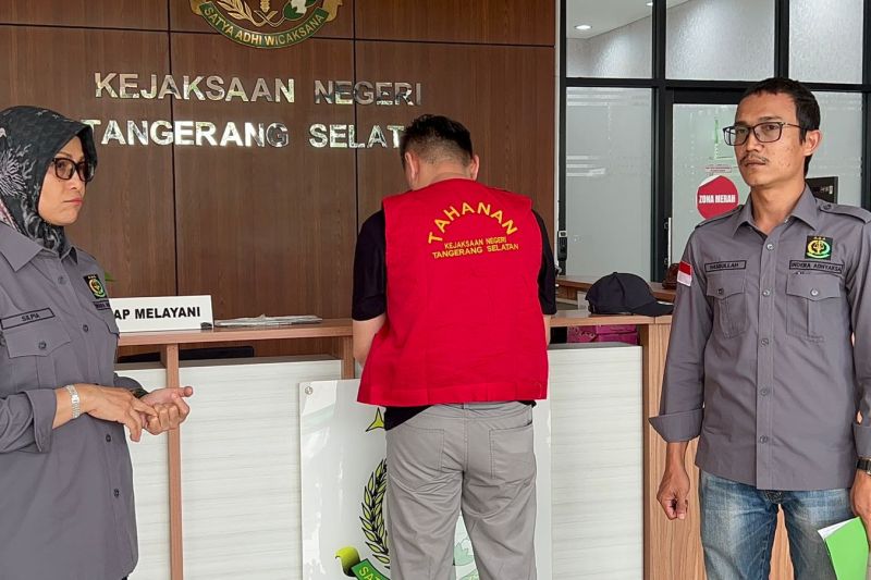 Buron kasus penggelapan di Tangsel ditangkap saat keluar TPS Buron kasus penggelapan di Tangsel ditangkap saat keluar TPS