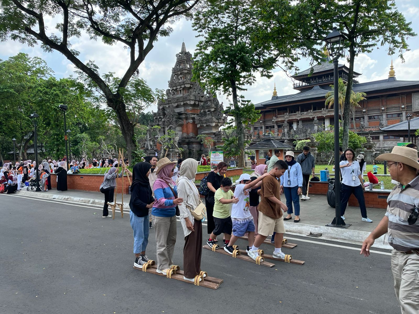 Libur akhir pekan, TMII suguhkan Festival Taman Imlek Indonesia Bersate untuk pengunjung Libur akhir pekan, TMII suguhkan Festival Taman Imlek Indonesia Bersate untuk pengunjungÂ