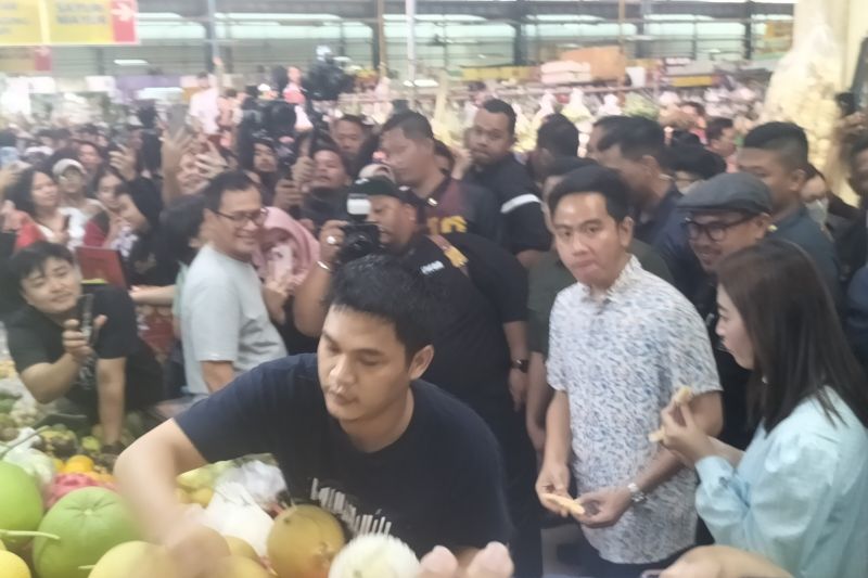 Gibran berbelanja di pasar sambil sapa warga Tangerang Selatan Gibran berbelanja di pasar sambil sapa warga Tangerang Selatan