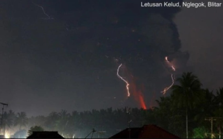13 Februari 2014: Gunung Kelud meletus, lumpuhkan sejumlah kota 13 Februari 2014: Gunung Kelud meletus, lumpuhkan sejumlah kota