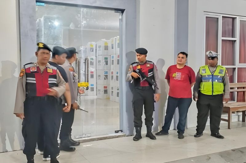 Gudang logistik pemilu di setiap kecamatan di Surabaya dijaga ketat polisi Gudang logistik pemilu di setiap kecamatan di Surabaya dijaga ketat polisi